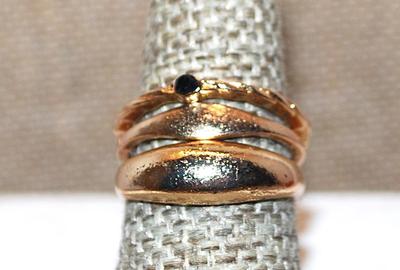 Size 8 Collection of 3 RINGS - All Gold Tone; 1 Twisted with Tiny Black Stone; and 2 Simple No Stones (4.3g)