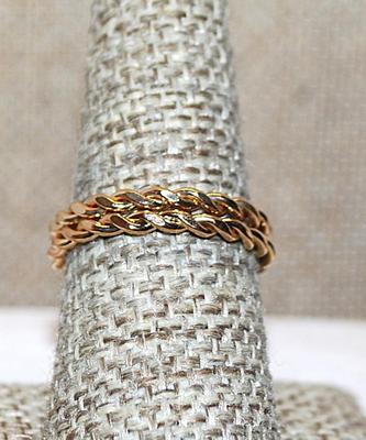 Size 8½ Collection of 2 RINGS - Stackable Gold Tone Twisted (2.1g)