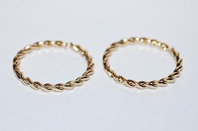 Size 8½ Collection of 2 RINGS - Stackable Gold Tone Twisted (2.1g)