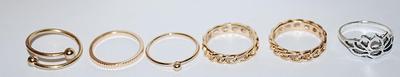 Size 6½-7 Collection of 6 RINGS -5 Gold Tone, Stripes, Tiny Ball, Chain Link & Overlap; 1 Silver Tone Crown (7.6g)