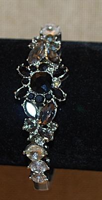 Vintage Style BLACK & CLEAR Stones Bracelet (2½" Circ.) with Elastic Pull Opening