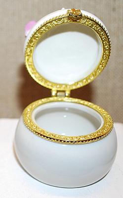 Petite Round HINGED Purple Violets Trinket Box 1½" Circ. x 2" H with Gold Tone Accents