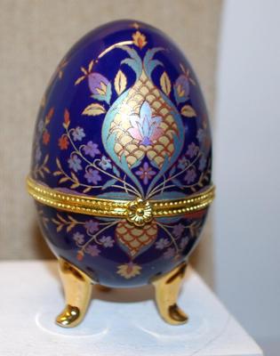 Beautiful Deep Blue Flowered Designed Gold Colored 3-Legged Jewelry Trinket "Egg" Box (3¾" H x 2" W)