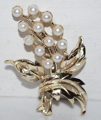 Gold Colored Bouquet BROOCH (2¼" x 1½") with 11 Faux White Pearls on a Gold Tone Setting