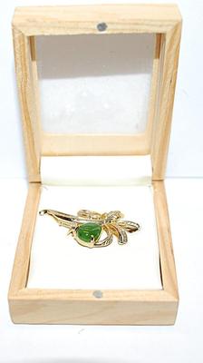Beautiful "Canadian Jade" BROOCH (1¼" x ¾") with Oval Green Stone and Gold Colored Accent Bowtie on a Gold Tone...