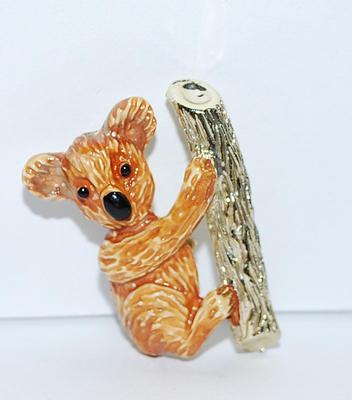 Cute Black-Nose BEAR BROOCH (1½" x 1") Marked "GERRY's" on a Silver Tone Tree and Setting