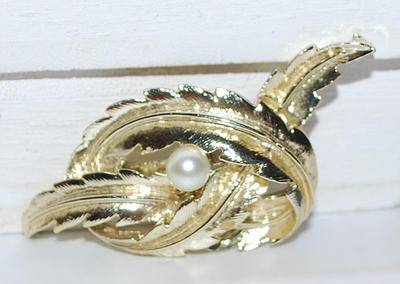 Single Faux PEARL BROOCH (2½" x 1¼") on a Knotted Leaf & Gold Tone Setting