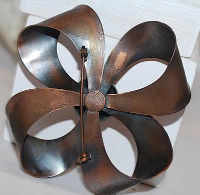 Large VINTAGE Copper-Style 4 Rolls Ribbon BOW BROOCH (3½" Diam.) with Center Half Globe
