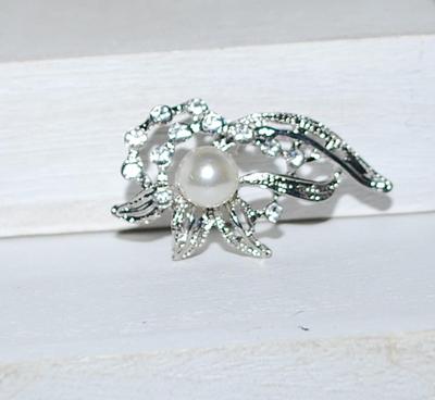 Faux PEARL Center and 12 Accents Clear Stones BROOCH (1½" x ¾") on a Silver Tone Setting