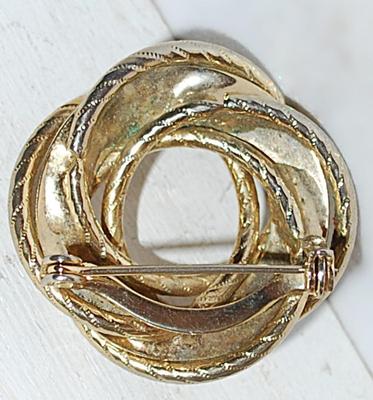 Gold Colored CONCENTRIC CIRCLES BROOCH (1¼" Diam.) with Edge Grooves on a Gold Tone Setting