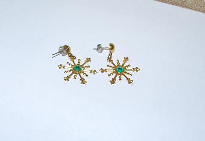 Green Center Stone STAR EARRINGS Set with Gold Tone Spikes and Stud Post Clasp