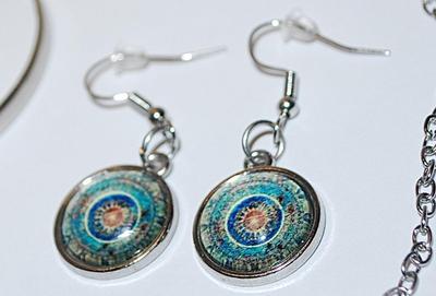 Beautiful "MEDALLION" NECKLACE (1" Across+ 20" L) JEWELRY SET with Matching BRACELET (Hard Sides, 2¾" Opening)...