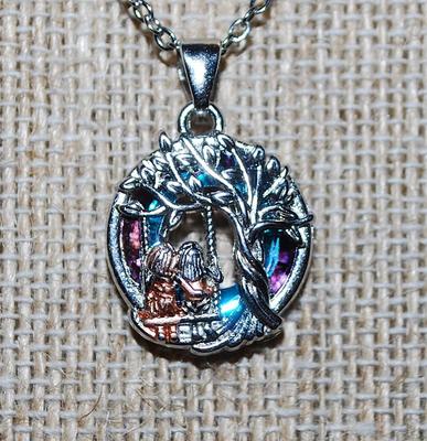 "SIBLINGS" Style PENDANT / NECKLACE with Silver Tone Necklace Chain & Lobster Clasp 17" L