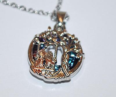 "SIBLINGS" Style PENDANT / NECKLACE with Silver Tone Necklace Chain & Lobster Clasp 17" L