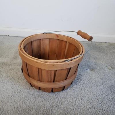 LOT 16F: Assorted Baskets for Storage, Entertaining & Organization