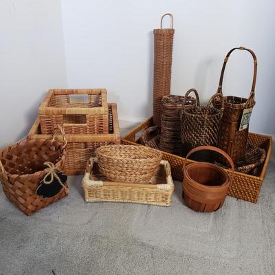 LOT 17F: Collection of Baskets for Home Decor and Organization
