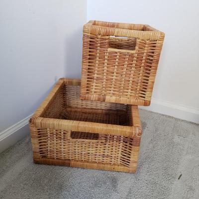 LOT 17F: Collection of Baskets for Home Decor and Organization