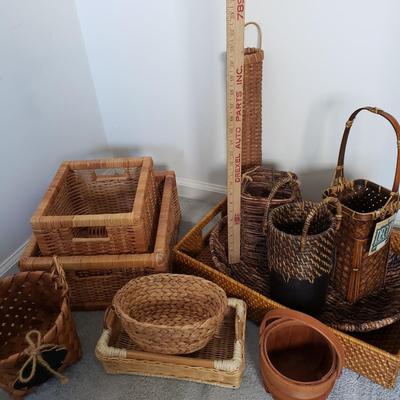 LOT 17F: Collection of Baskets for Home Decor and Organization