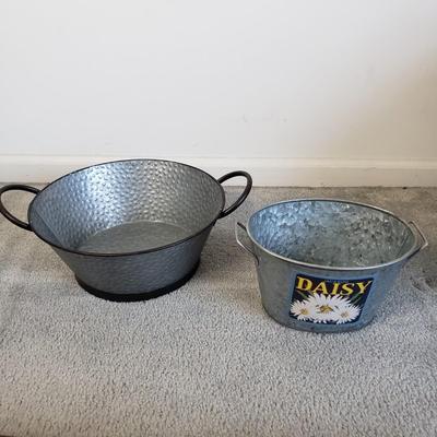 LOT 20F: Outdoor/Entertaining Storage, Trays & Organization & Picnic Basket