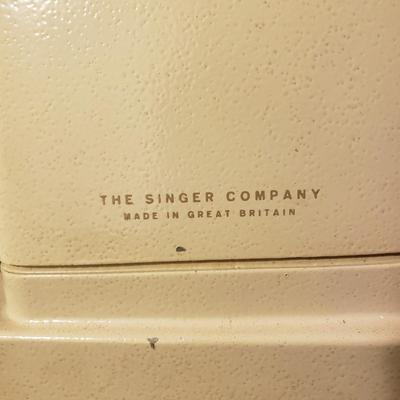 LOT 49F: Vintage Singer Stylist Sewing Machine- Zig Zag Free Arm Model 534