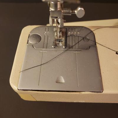 LOT 49F: Vintage Singer Stylist Sewing Machine- Zig Zag Free Arm Model 534