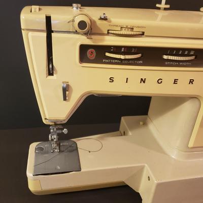 LOT 49F: Vintage Singer Stylist Sewing Machine- Zig Zag Free Arm Model 534