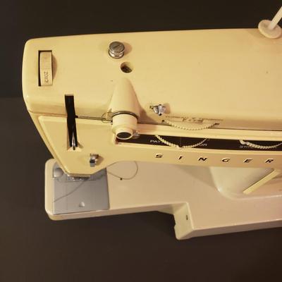 LOT 49F: Vintage Singer Stylist Sewing Machine- Zig Zag Free Arm Model 534