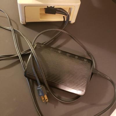 LOT 49F: Vintage Singer Stylist Sewing Machine- Zig Zag Free Arm Model 534