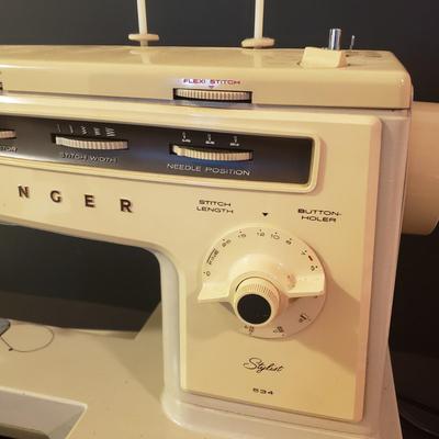 LOT 49F: Vintage Singer Stylist Sewing Machine- Zig Zag Free Arm Model 534