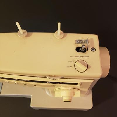 LOT 49F: Vintage Singer Stylist Sewing Machine- Zig Zag Free Arm Model 534