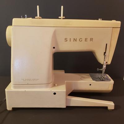 LOT 49F: Vintage Singer Stylist Sewing Machine- Zig Zag Free Arm Model 534