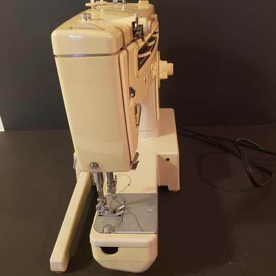 LOT 49F: Vintage Singer Stylist Sewing Machine- Zig Zag Free Arm Model 534