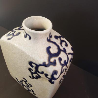 LOT 59L: Decorative Ceramic Vases