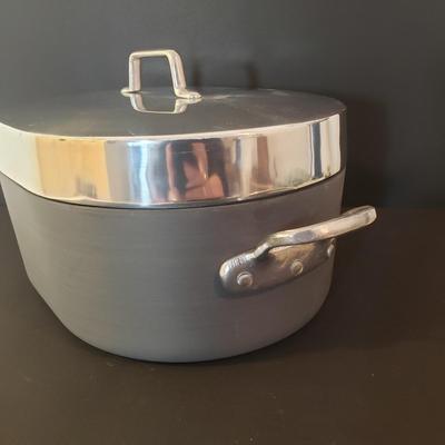 LOT 93L: Magnalite USA 12 in Dutch Oven Roaster