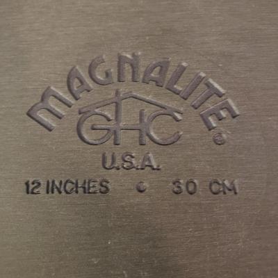 LOT 93L: Magnalite USA 12 in Dutch Oven Roaster