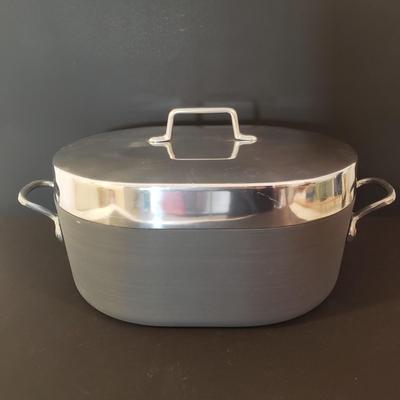 LOT 93L: Magnalite USA 12 in Dutch Oven Roaster