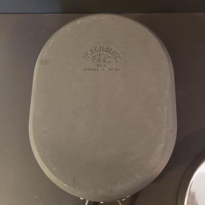 LOT 93L: Magnalite USA 12 in Dutch Oven Roaster