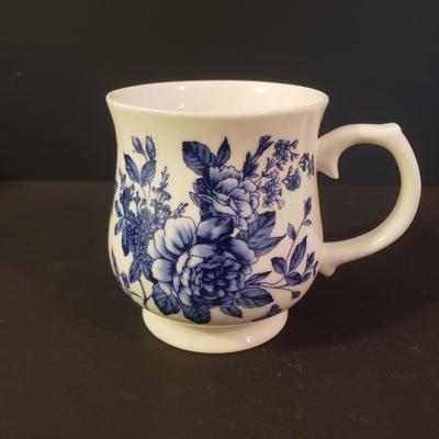 LOT 99K: Spring Vibes- Collection of Floral Ceramic Wares