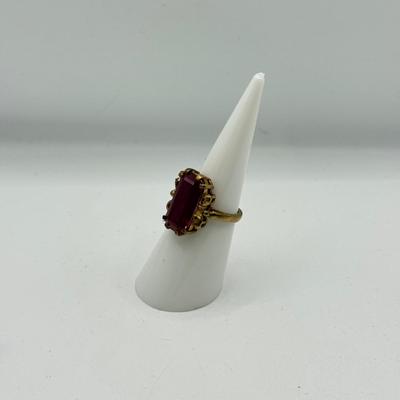 LOT 134J: 10k Gold size 5 Ring (4.56g)
