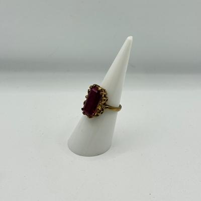 LOT 134J: 10k Gold size 5 Ring (4.56g)