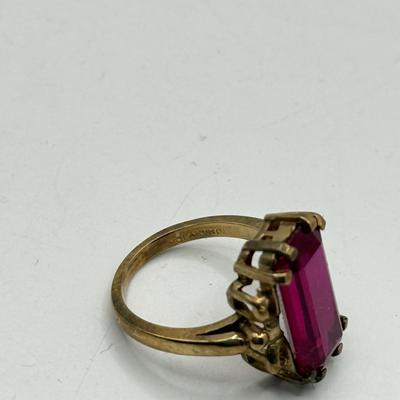 LOT 134J: 10k Gold size 5 Ring (4.56g)
