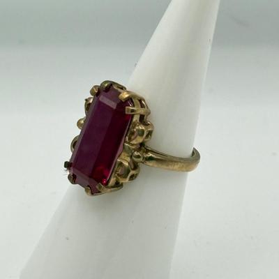 LOT 134J: 10k Gold size 5 Ring (4.56g)