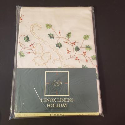 LOT 141L: Lenox USA Servingware Collection & Holiday Tablecloth