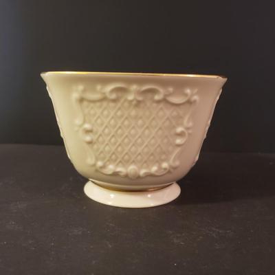 LOT 141L: Lenox USA Servingware Collection & Holiday Tablecloth