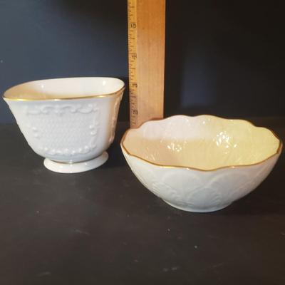 LOT 141L: Lenox USA Servingware Collection & Holiday Tablecloth