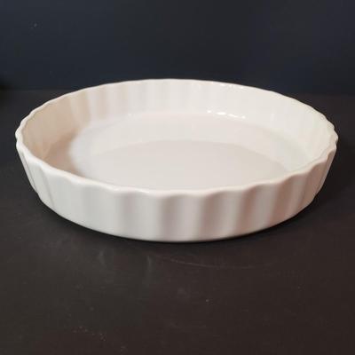 LOT 160K: Blue & White Mixing Bowl Set, Pie Plates & Spongeware Baking Dishes