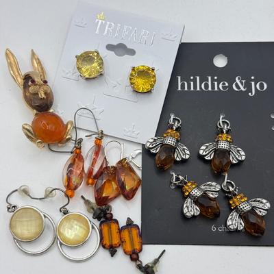 LOT 169J: Trifari Stud Earrings, Rabbit Brooch, Hildie & Jo Bee Charms & More