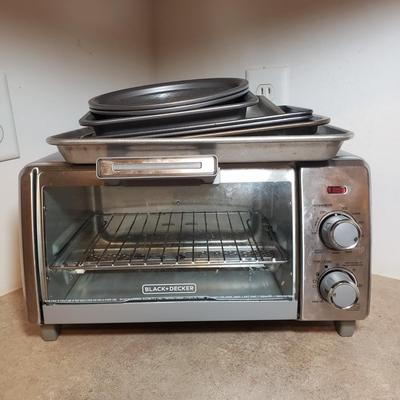 LOT 192K: Black + Decker Toaster Oven with Assorted Baking Pans