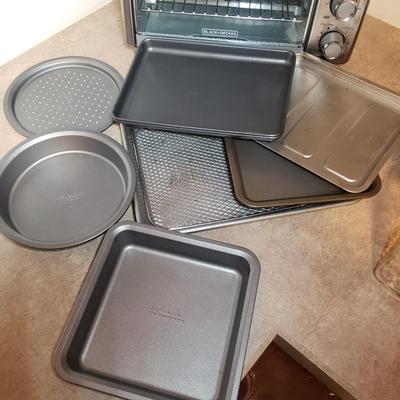 LOT 192K: Black + Decker Toaster Oven with Assorted Baking Pans