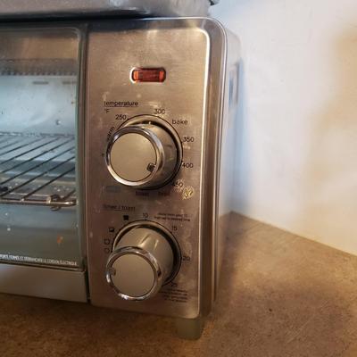 LOT 192K: Black + Decker Toaster Oven with Assorted Baking Pans